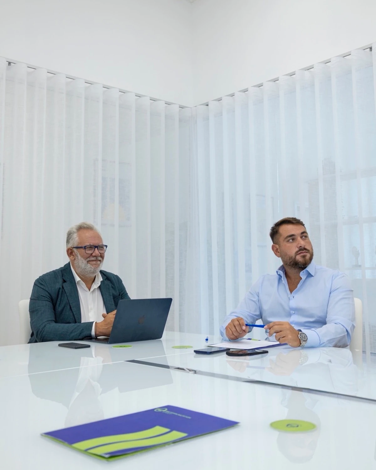 Due responsabili di AG Communication Group in riunione nella sala meeting