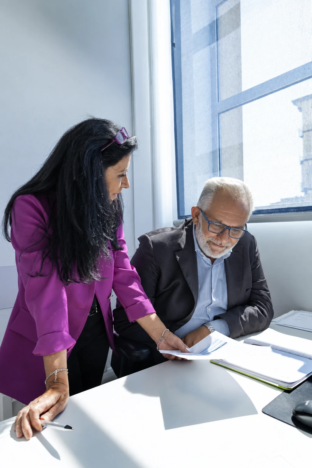 Professionista con esperienza al lavoro con una collega