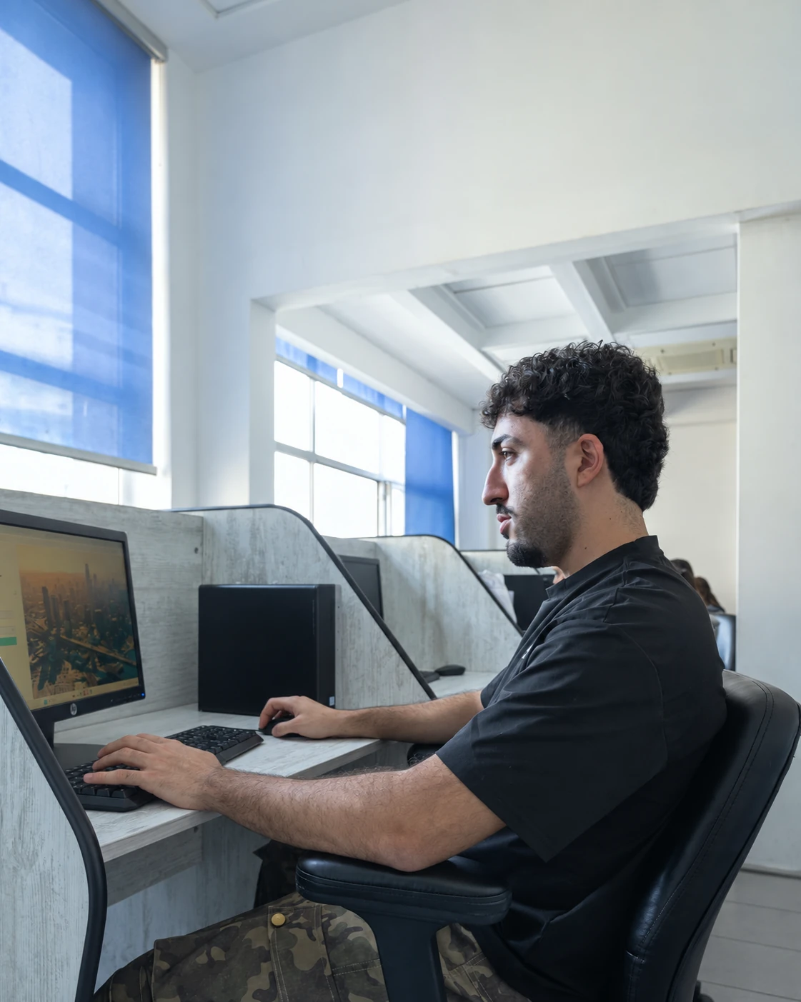 Giovane al lavoro alla sua postazione