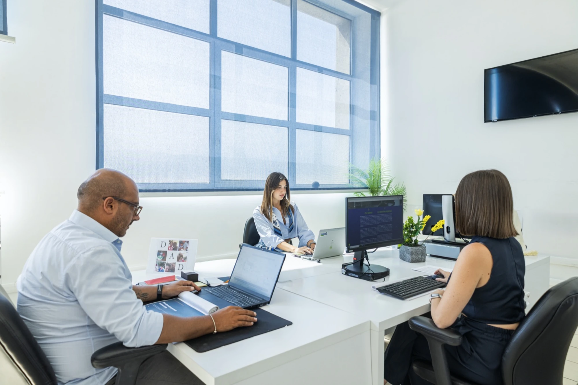 Operatrici e operatori di AG Communication Group al lavoro in ufficio